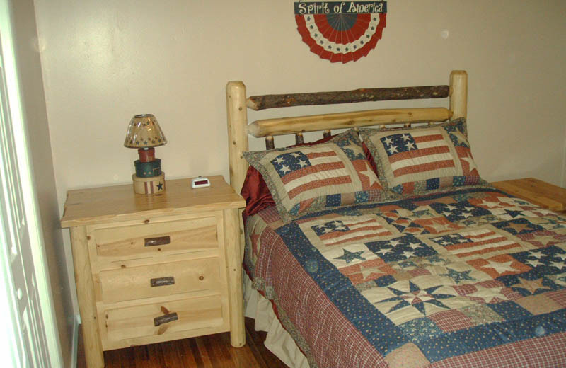 Cabin bedroom at Big Bear Log Cabins.