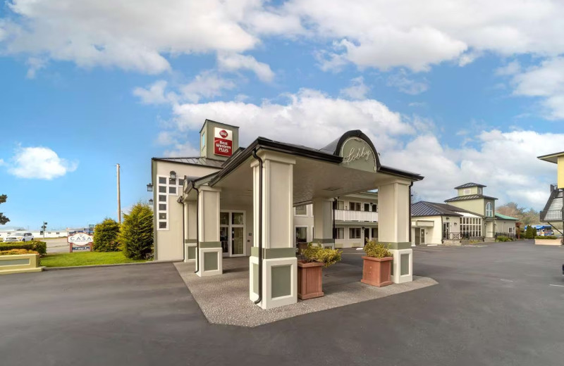 Exterior view of Best Western Plus Northwoods Inn.