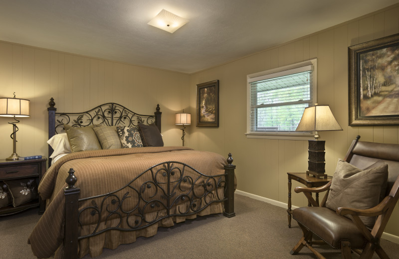 Guest room at Caryonah Hunting Lodge.