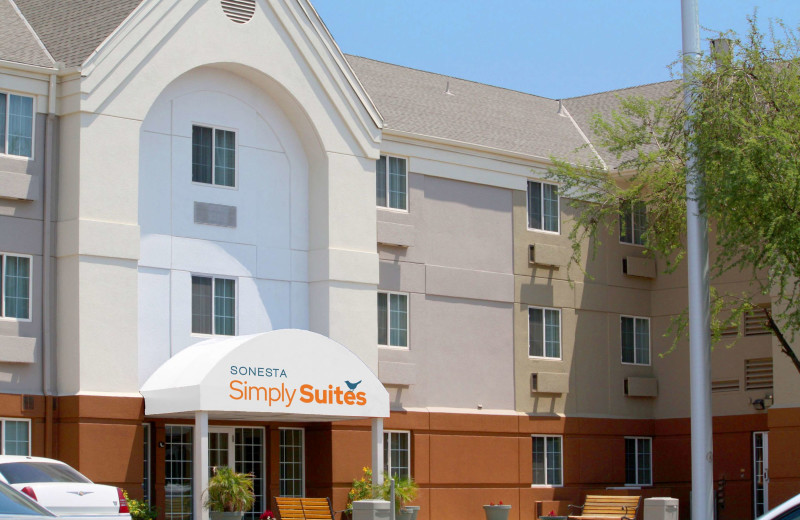 Exterior view of Sonesta Simply Suites Phoenix Glendale.