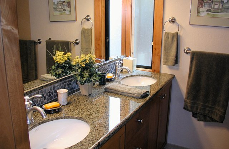 Vacation rental bathroom at Chinquapin.