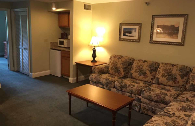 Guest room at OgunquitHotels.net.