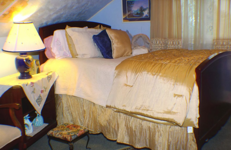 Guest bedroom at English Rose Inn.