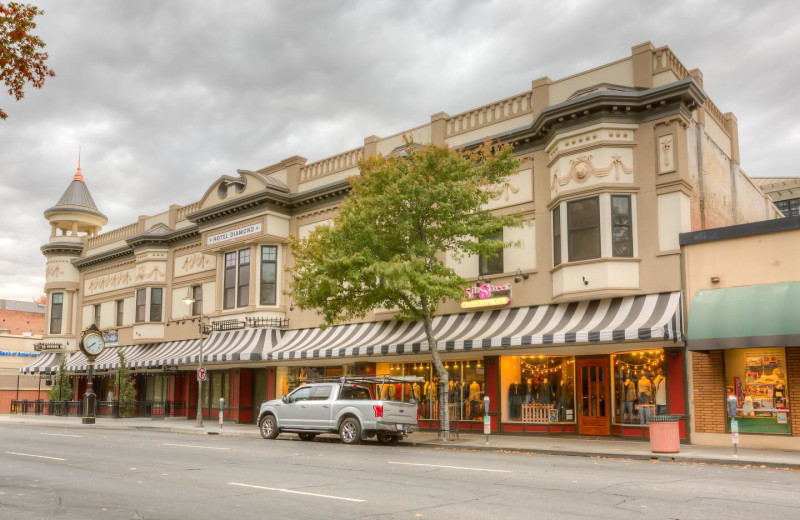 Exterior view of Hotel Diamond Chico.