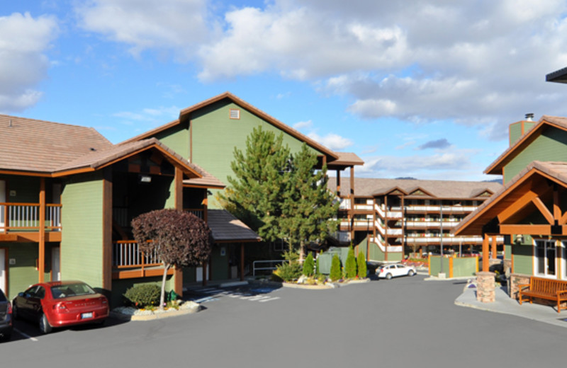 Exterior view of building at Lakeside Lodge & Suites.