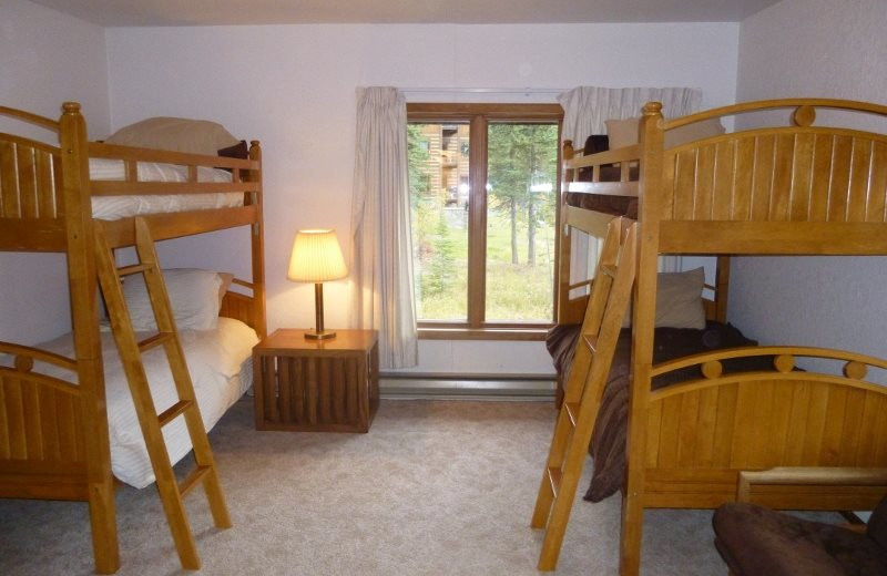 Vacation rental bunk room at Five Star Rentals of Montana.