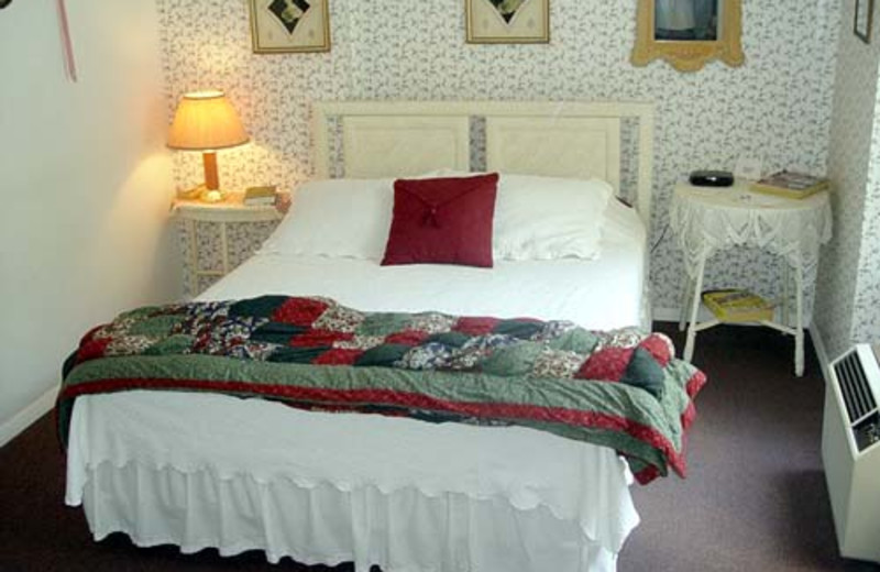 One bed guest room at Serendipity Inn.