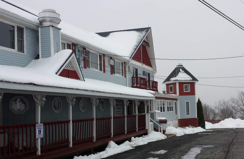 Exterior view of Captain's Inn Point Lookout.