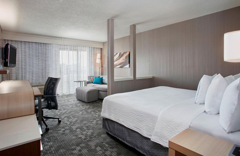 Guest room at Courtyard Detroit Pontiac/Bloomfield.