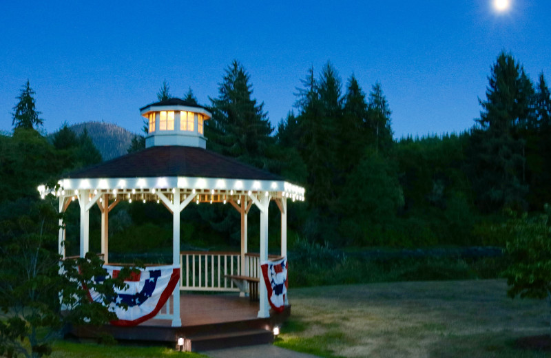 This center peice structure draws photographers, families and couples to its delightful presence above the riverbanks.