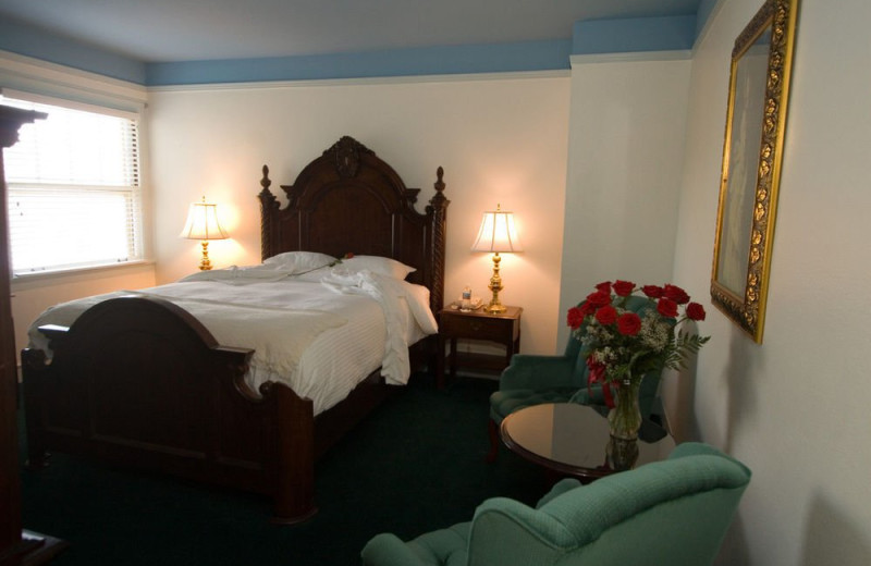 Guest bedroom at Columbia Gorge Hotel.