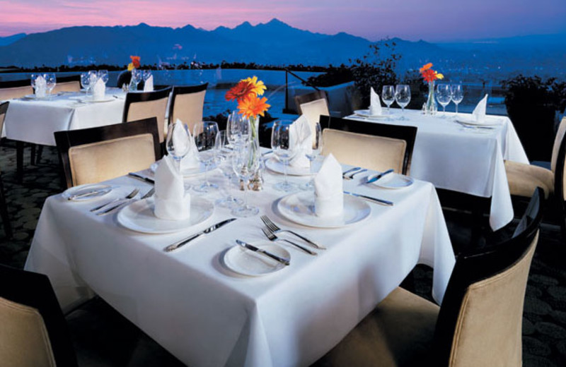 Outdoor Dining at Pointe Hilton Tapatio Cliffs Resort