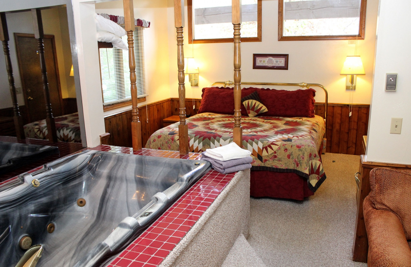 Suite bedroom with spa at Sunnyside Knoll Resort.