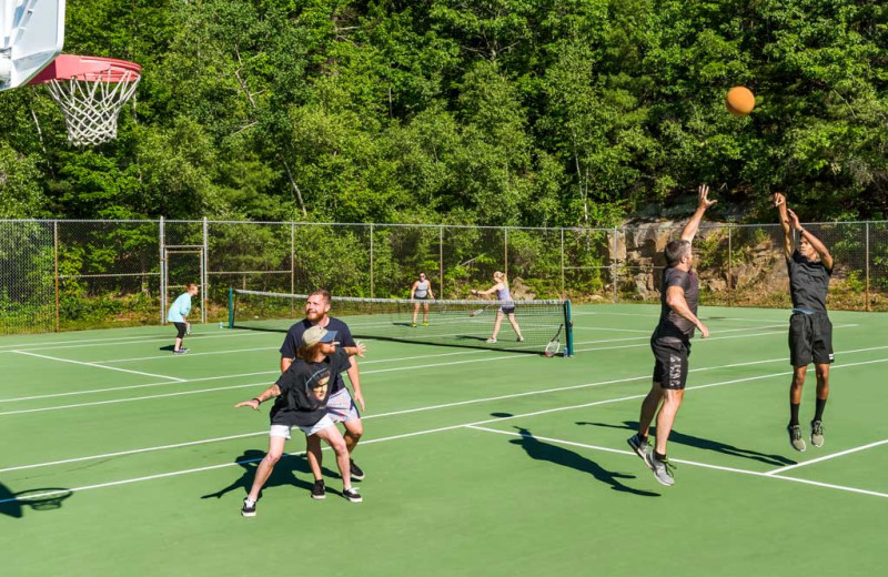 Basketball and tennis court at Steele Hill Resorts.