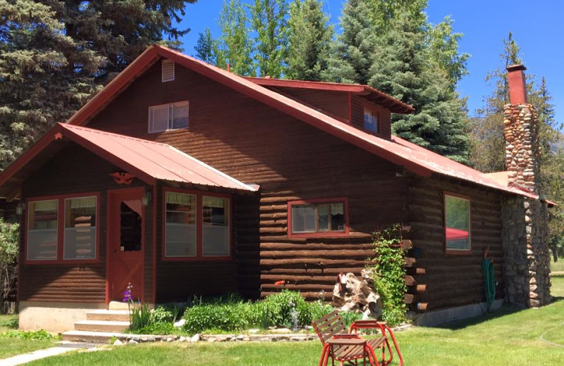 Cabin exterior at Eagles Nest Cabins.