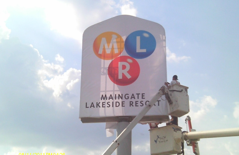 Maingate Lakeside Resort sign.