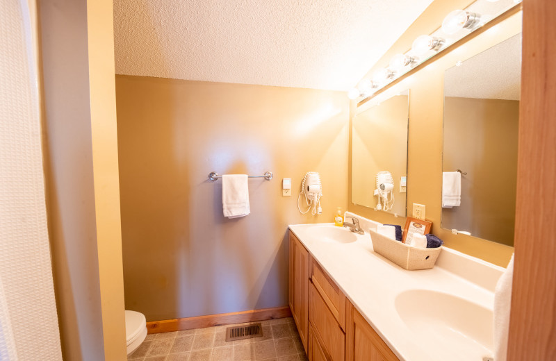 Cabin bathroom at Appeldoorn's Sunset Bay Resort.