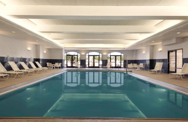Indoor pool at Hampton Inn & Suites Kansas City Country Club Plaza.