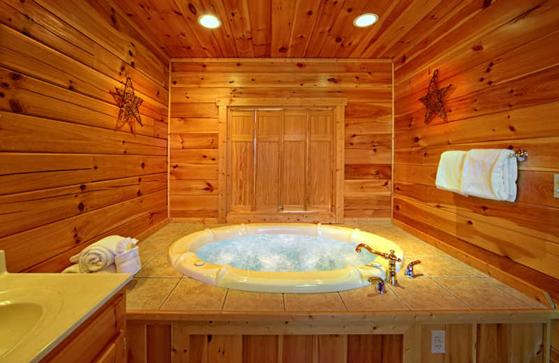 Cabin hot tub at SmokyMountains.com.