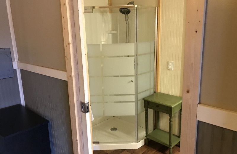 Guest bathroom at Tanglewood Lodge.