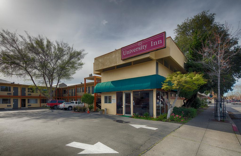 Exterior view of University Inn Chico.