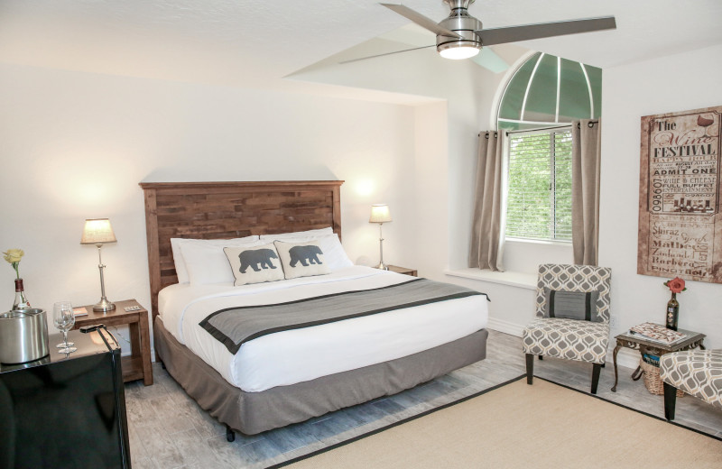 Guest room at The Eden House Vineyard Bed