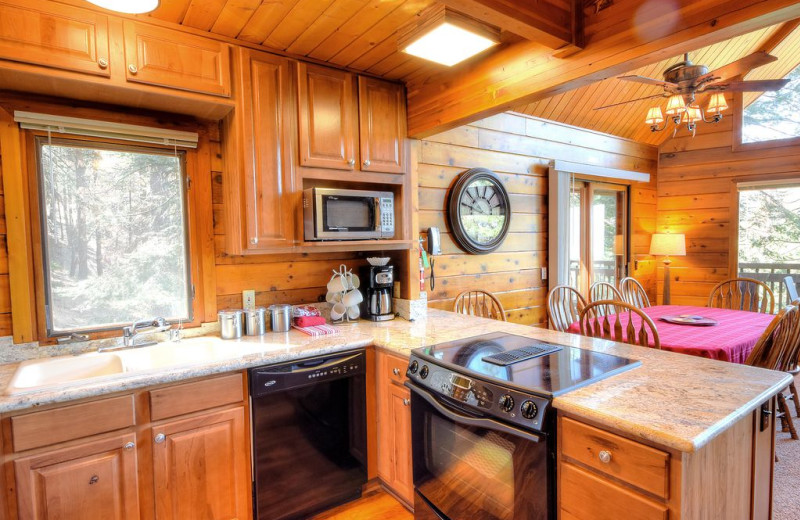 Rental kitchen at Yosemite's Scenic Wonders.