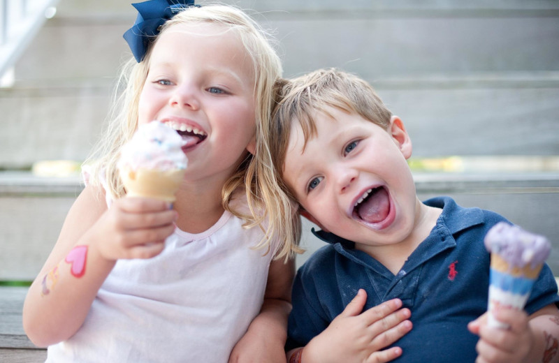 Kids eating ice cream at Winnetu Oceanside Resort.