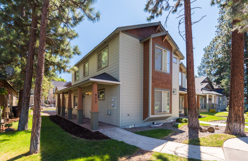Rental exterior at Sisters Vacation Rentals.