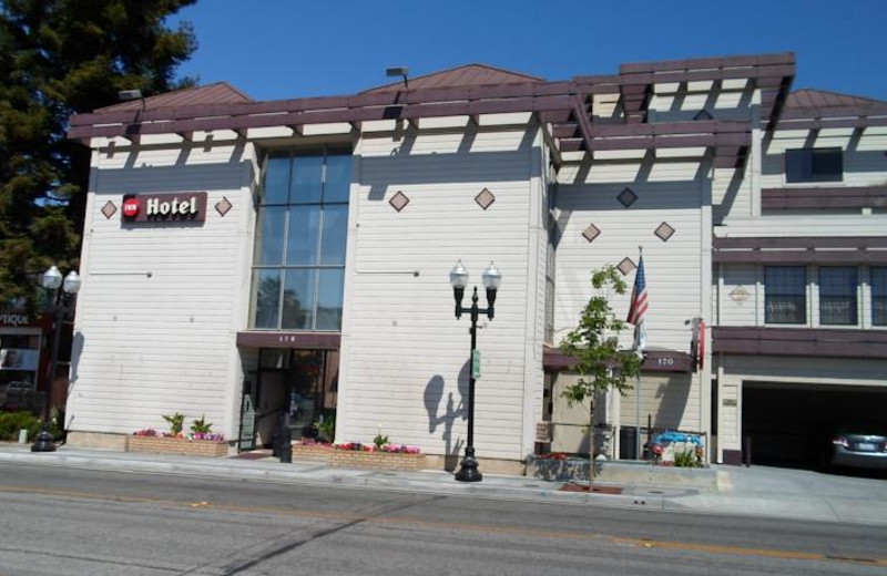 Exterior view of Pacific Inn of Sunnyvale.