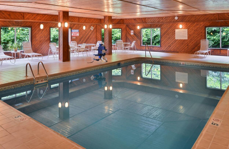 Indoor pool at Hampton Inn Steubenville.