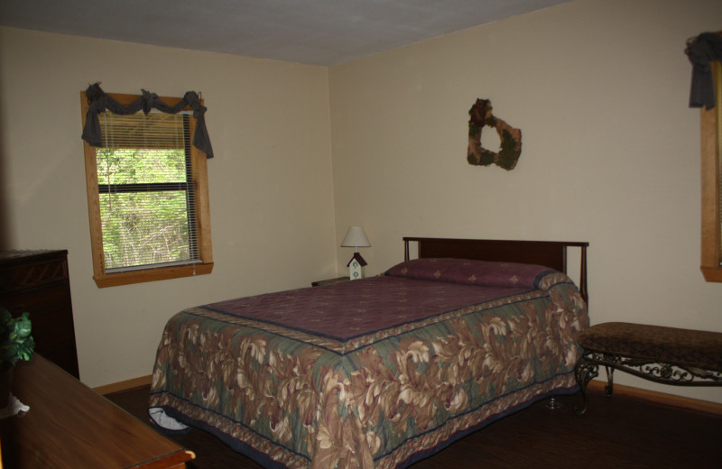 Owl's Nest bedroom at Heath Valley Cabins.