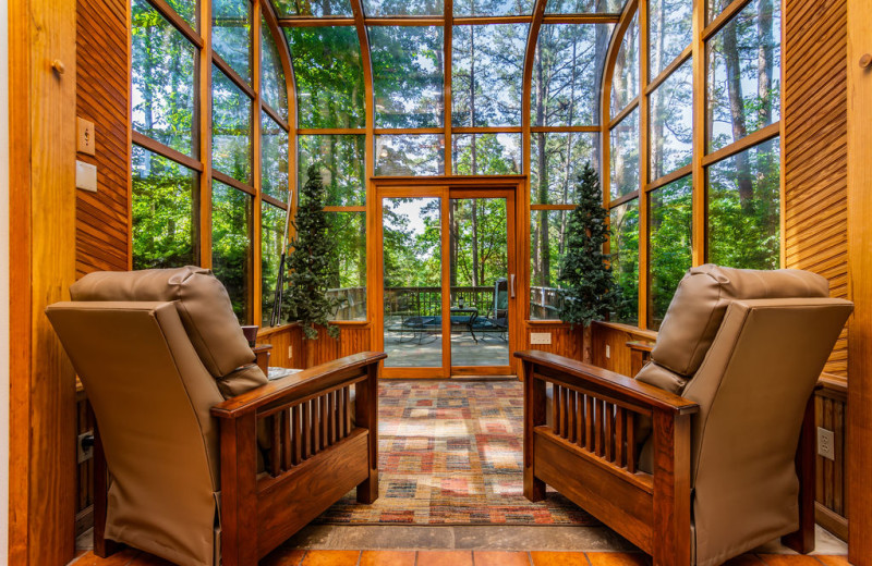 Rental living room at Amazing Branson Cabin Rentals - RentBranson.