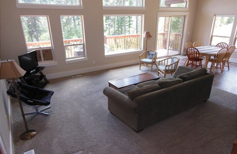 Cabin living room at Idaho Cabin Keepers.