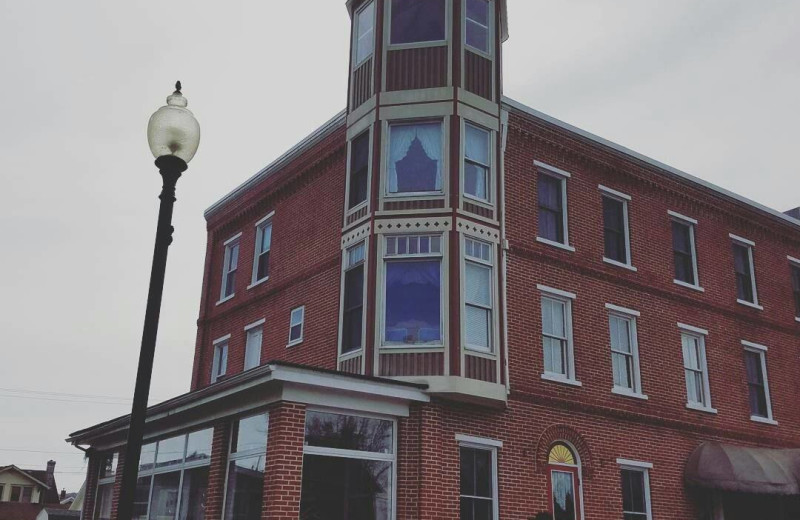 Exterior view of Eagles on the River and Anderson House Hotel.