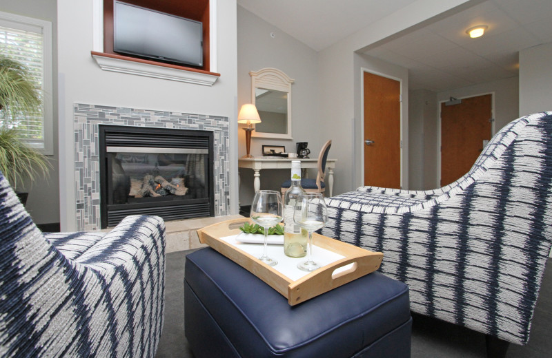 Guest room at Bay Pointe Inn Lakefront Resort.