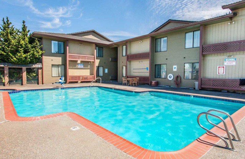 Outdoor pool at Comfort Inn Hotel Hillsboro.