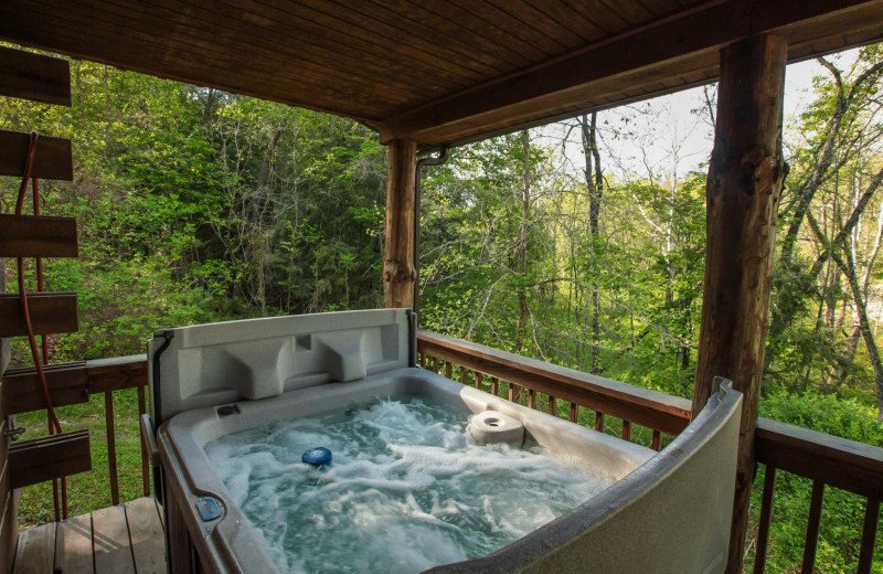 Chalet hot tub at Old Man's Cave Chalets.