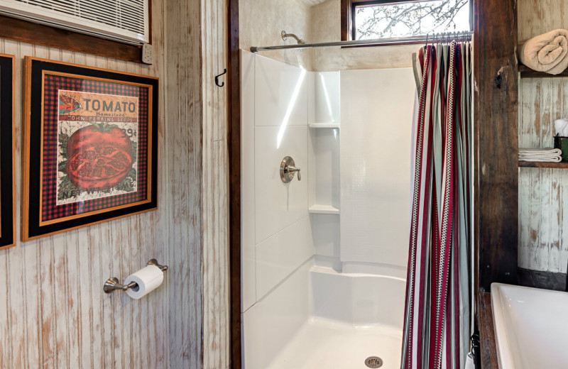 Wagon bathroom at Barons Creekside.