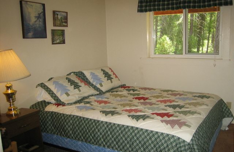 Cabin bedroom at Idaho Cabin Keepers.