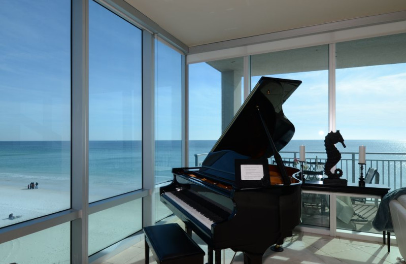 Rental piano at Destinique.