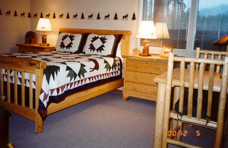 Guest room at Silverwolf Log Chalet Resort.