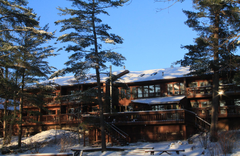 Exterior view of Westwind Inn on the Lake.