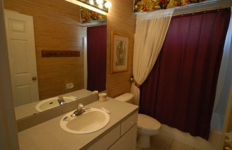 Vacation rental bathroom at Elite Vacation Homes.