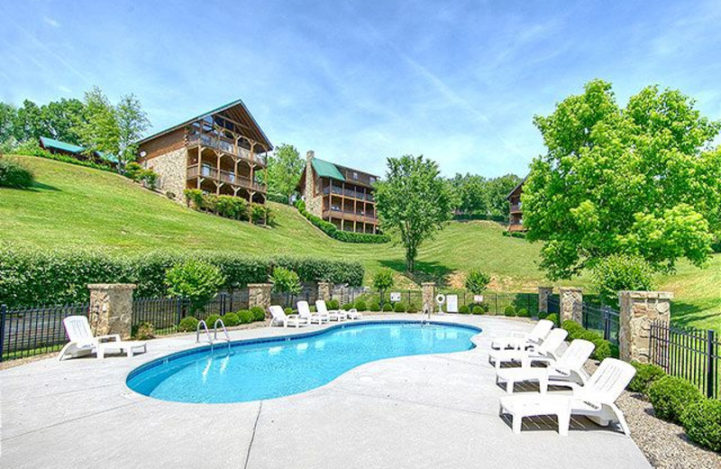 Cabin pool at SmokyMountains.com.