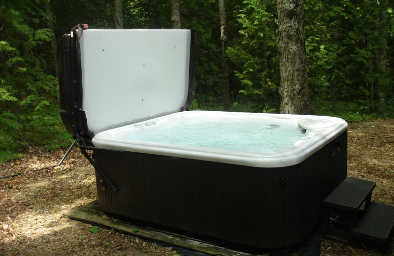 Hot tub at Larsen Log Cabins.