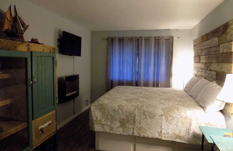 Guest bedroom at Chautauqua Lodge.