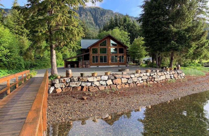 Exterior view of Screamin' Reels Lodge.