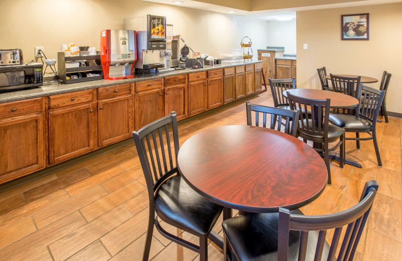 Dining at Econo Lodge - St. Joseph