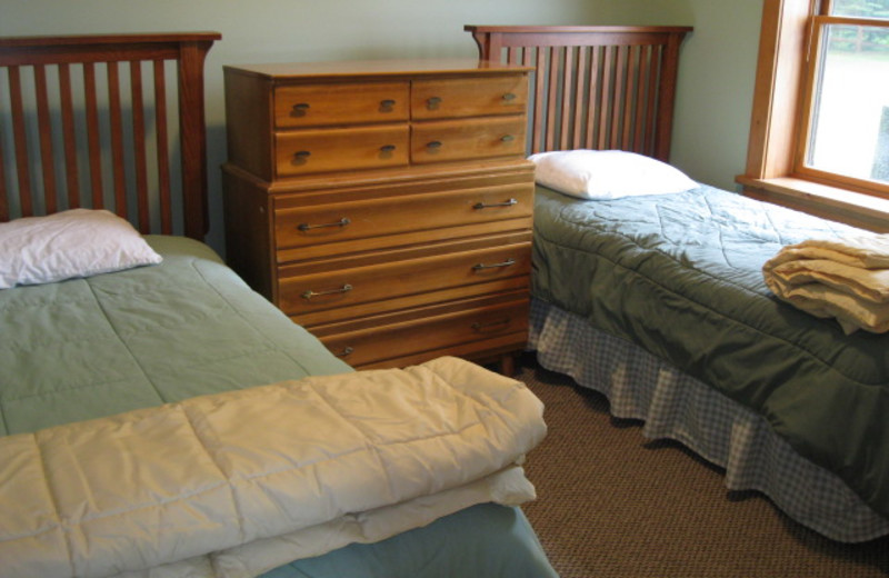 Guest bedroom at Glen Craft Marina and Resort.